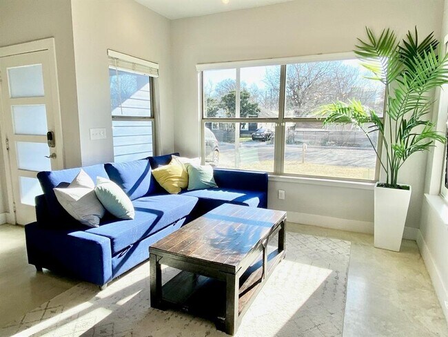 Foto del edificio - 1300 E 3rd St