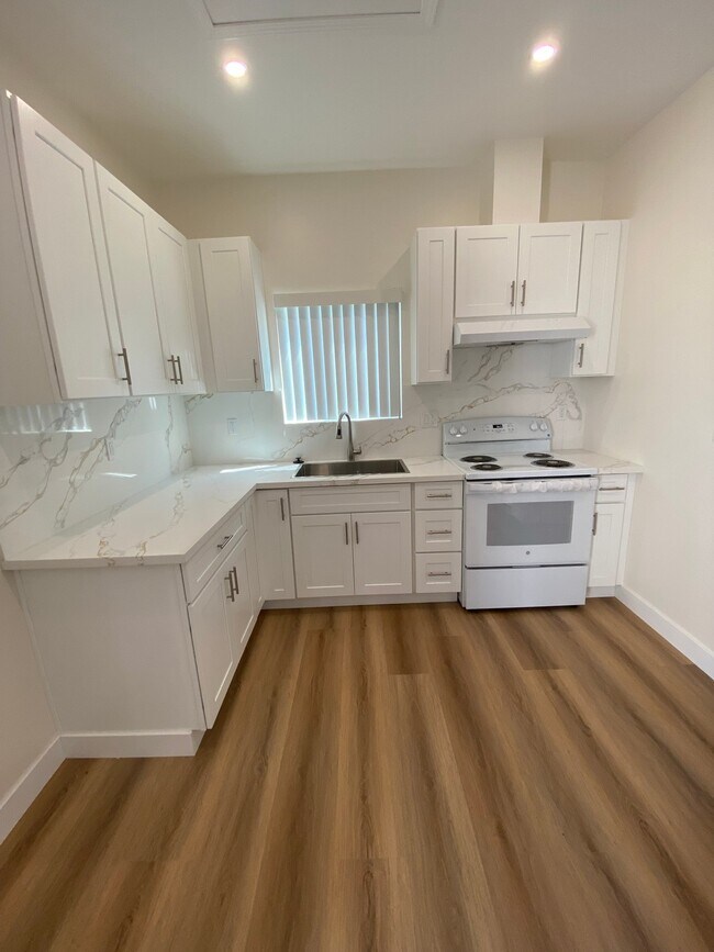 Foto del edificio - 1610 N Kingsley Dr