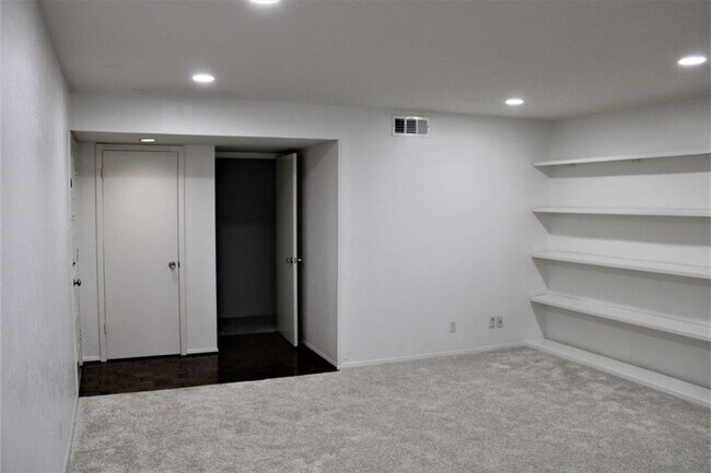 Foto del edificio - 6060 Birchbrook Dr