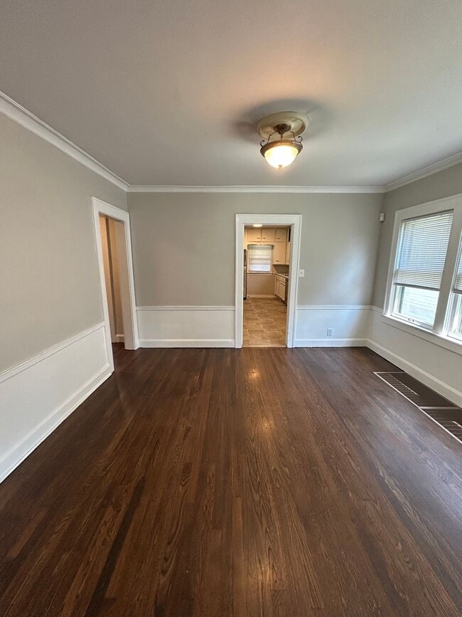 Building Photo - Charming 3-Bed Near UMKC – Hardwood Floors...