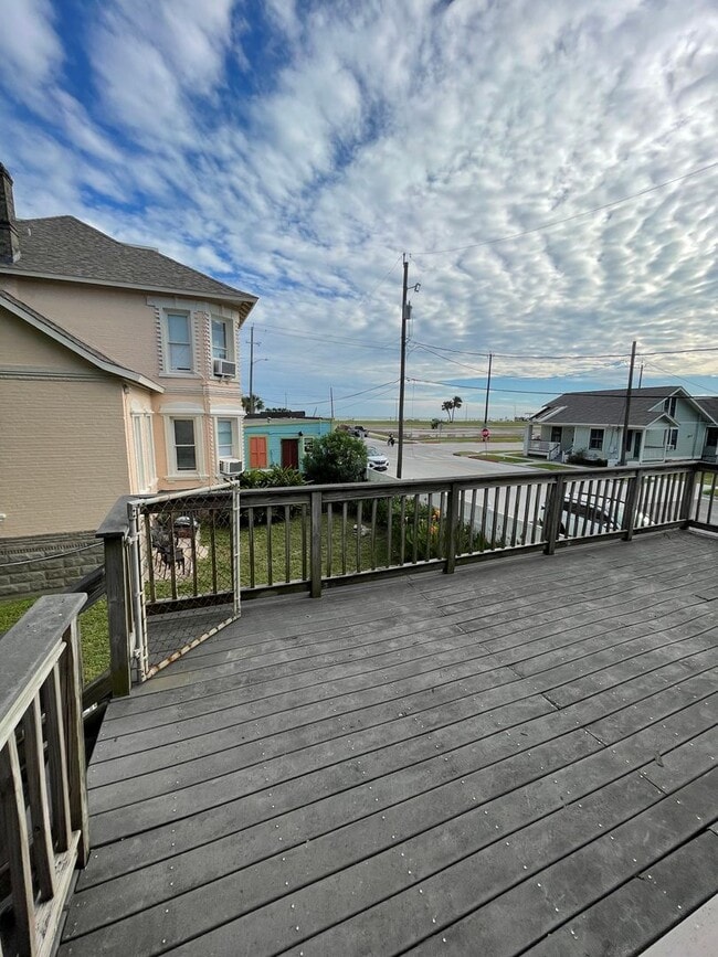 Building Photo - Ocean views from 250 sq ft deck- One bedroom