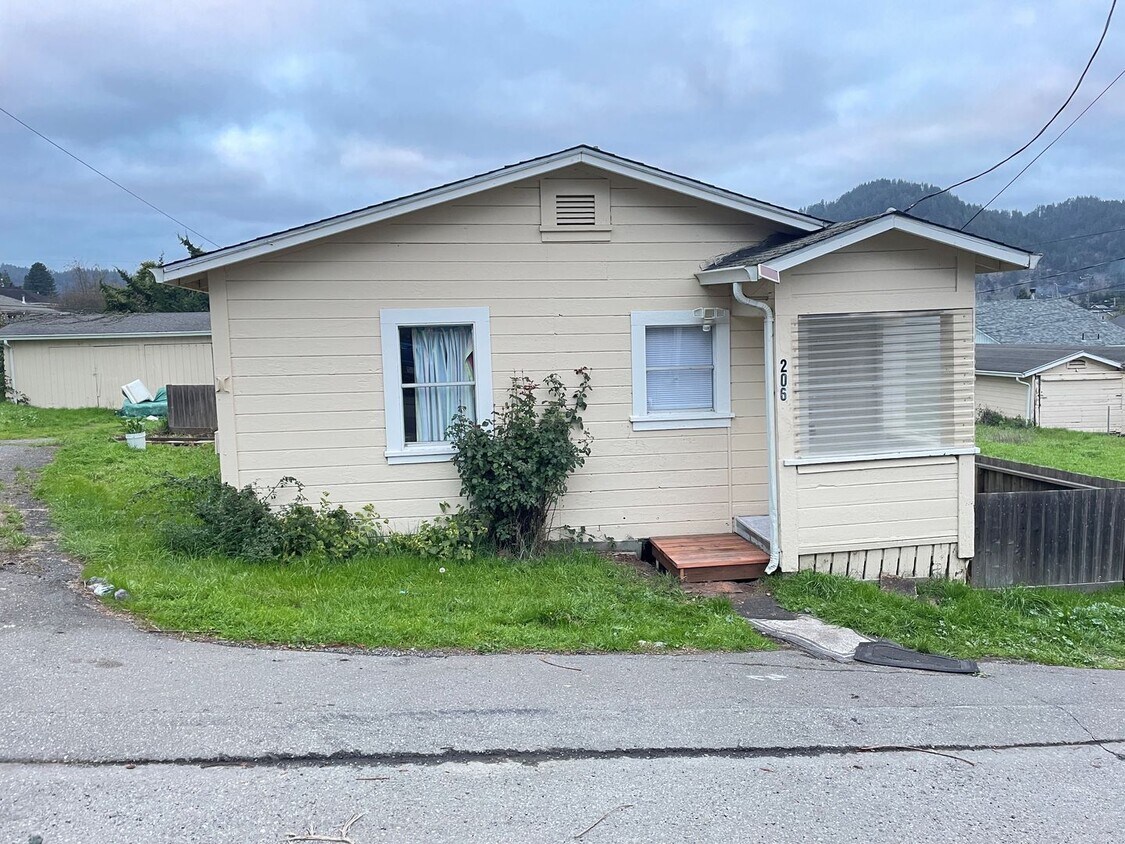 Foto principal - Charming 2 Bedroom, 1 Bathroom Home in Rio Dell, CA