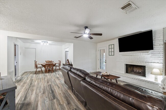 Foto del edificio - 5618 Village Way Dr.