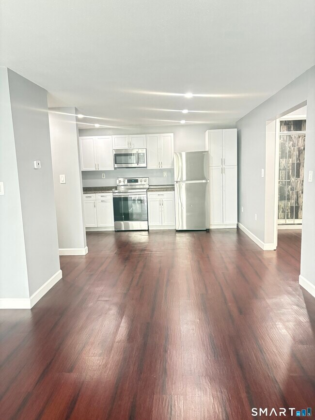 Building Photo - 106 Oakwood Ave