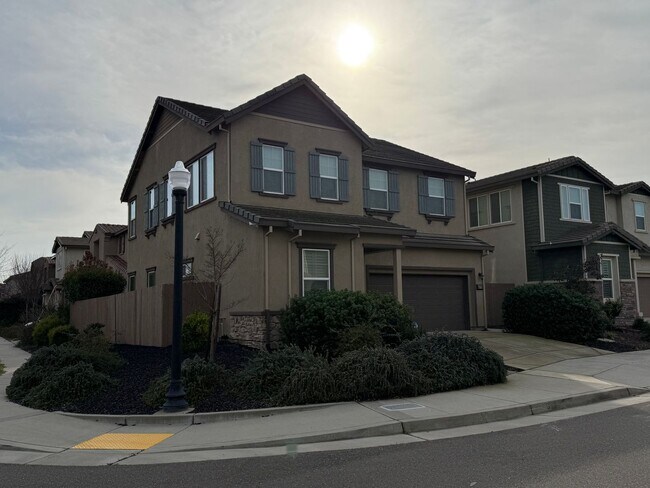 Foto del edificio - 4 Bed 3 Bath $75k in Upgrades!!!!