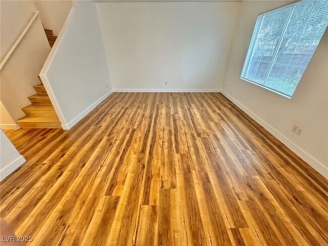 Foto del edificio - 9916 La Paca Ave