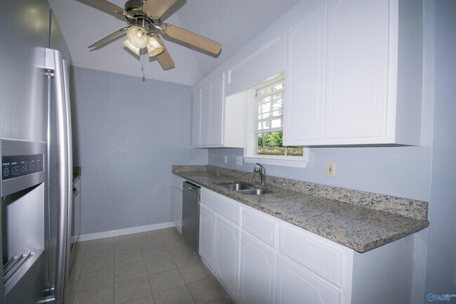 Foto del edificio - 215 Cypress Creek Dr