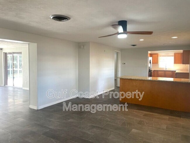 Foto del edificio - 7464 Cass Cir