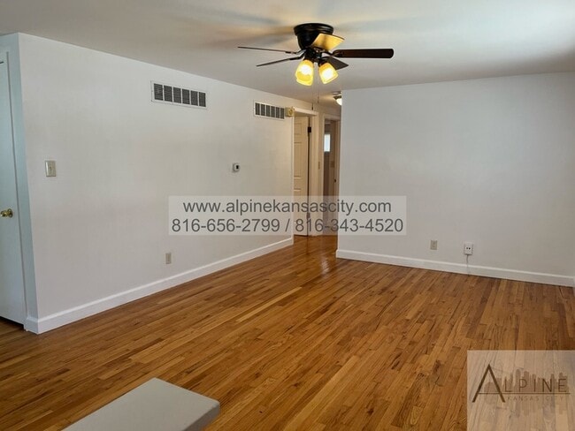 Building Photo - Ranch Home Near Gladstone!