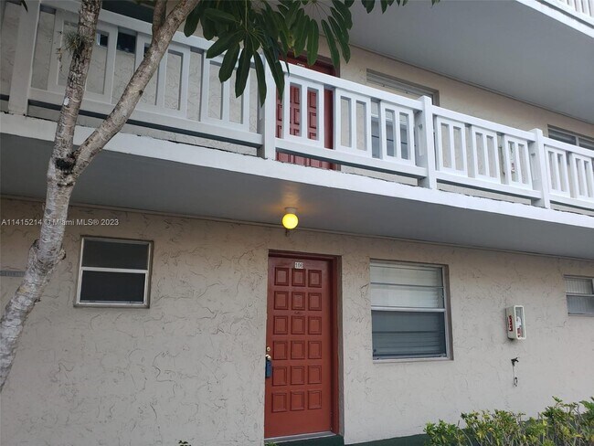 Foto del edificio - 3521 Inverrary Dr