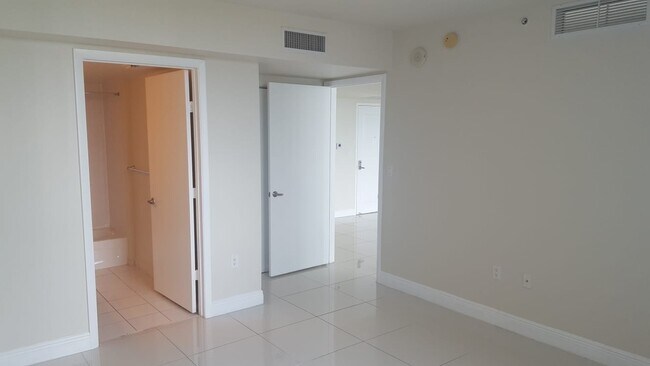 Building Photo - 2 Bed / 2 Bath | Terrazas Riverpark Village #804 – Miami