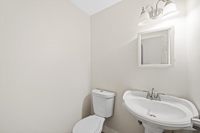 Building Photo - 560 Bramhall Ave