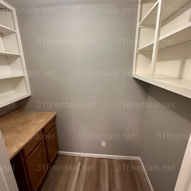 Foto del edificio - $1200 – 3 Bed + Bonus Room, 1 Bath | Singl...