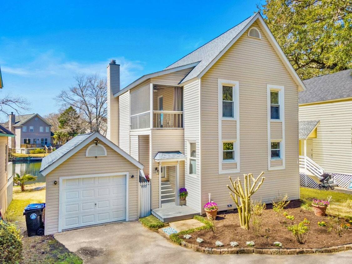 Primary Photo - 777 Lake Frances Dr