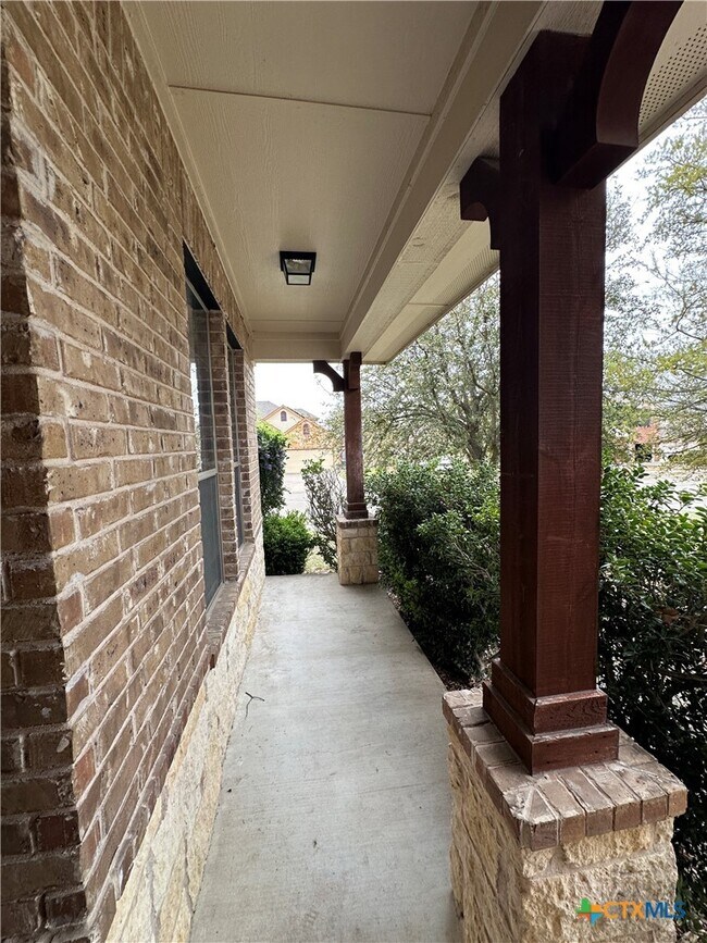 Foto del edificio - 6808 Rosita Oak Dr