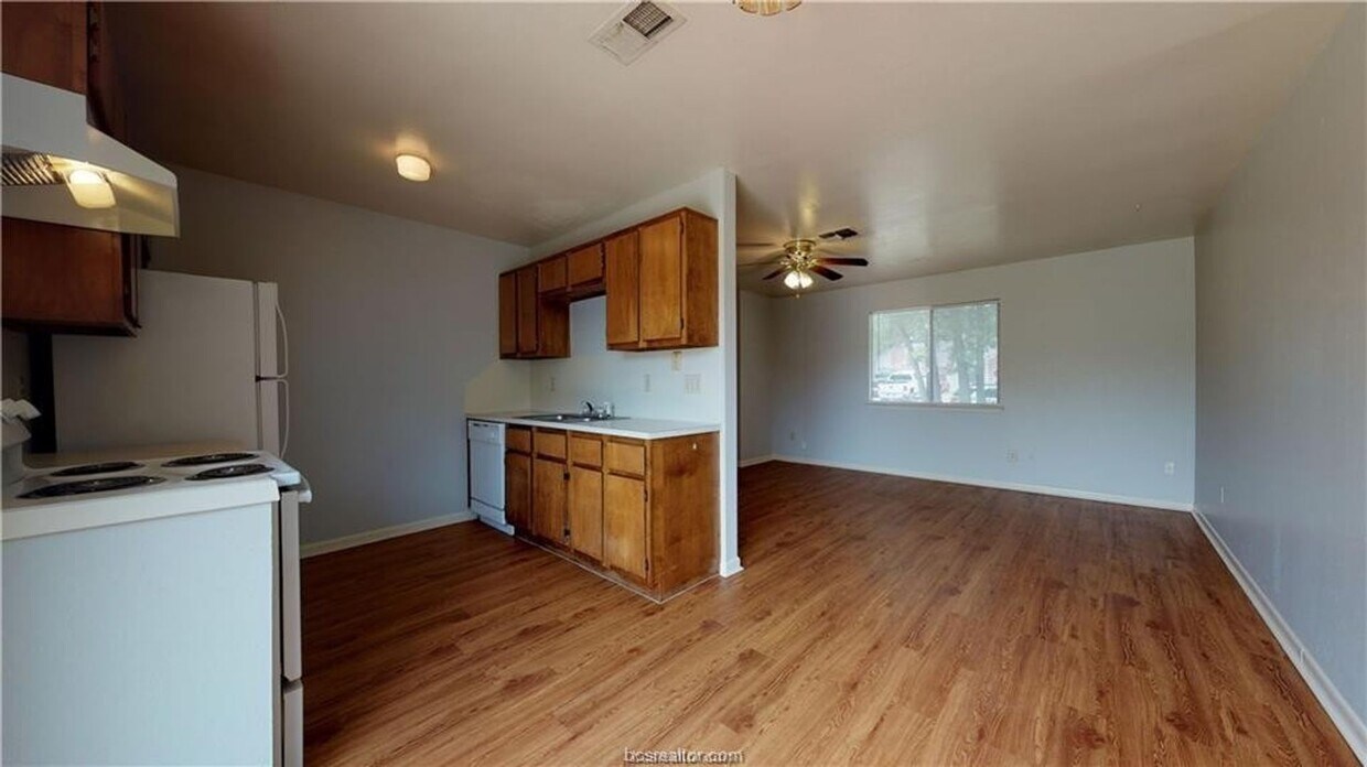 Building Photo - 2215 Young Place Unit #B
