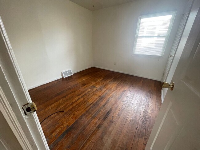 Foto del edificio - CLE Single Family 3 Bed 2 Bath FOR RENT!
