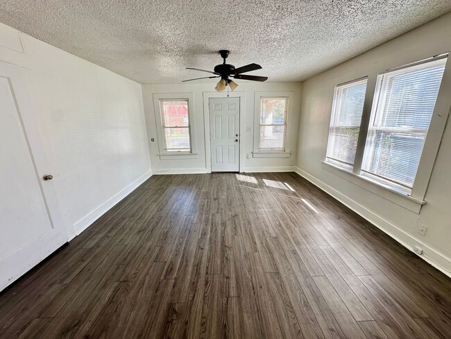 Building Photo - MCLO - 2212 Avenue U Duplex
