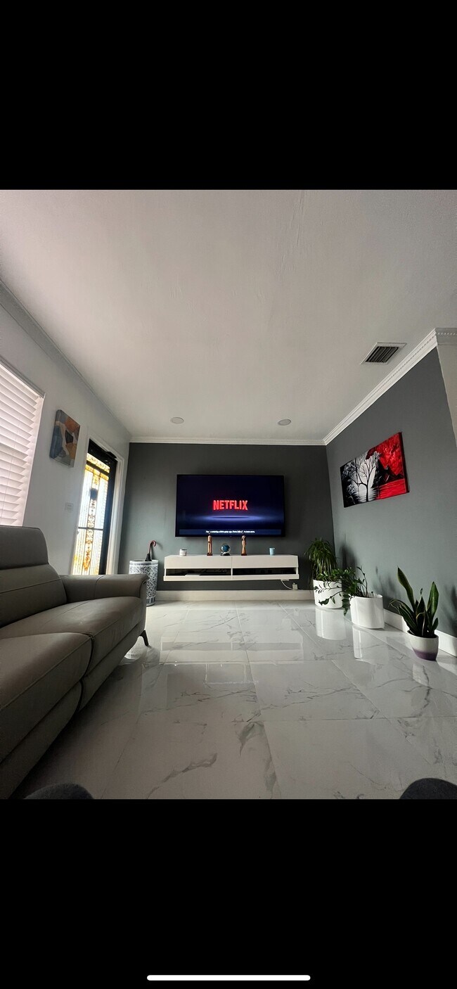 Foto del edificio - 3350 SW 23rd Ter