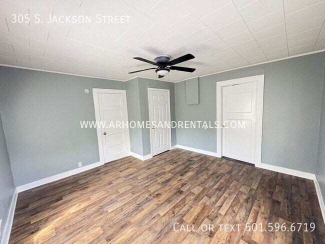 Foto del edificio - 305 S Jackson St