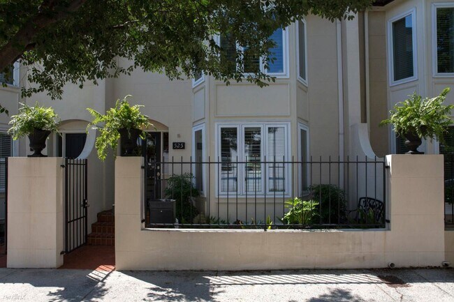 Foto del edificio - 2 br, 2.5 bath House - 525 E Broughton St