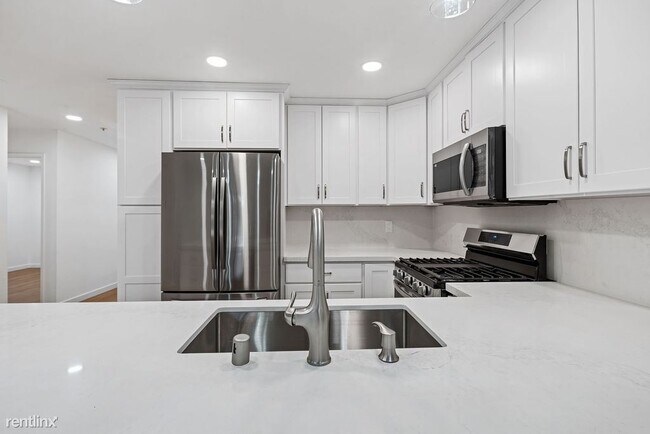 Building Photo - 3 br, 2 bath Condo - 303 Oak Court
