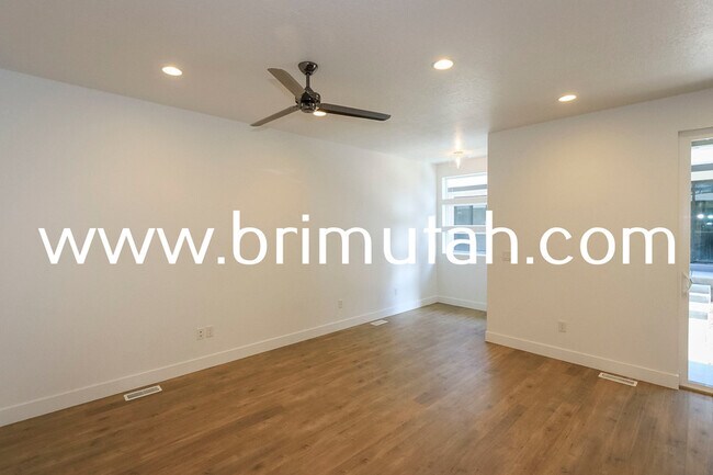 Foto del edificio - 9204 S. Holiday Bowl Court
