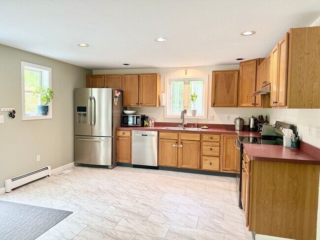 Foto del edificio - Sunny & Spacious 4 bedroom home