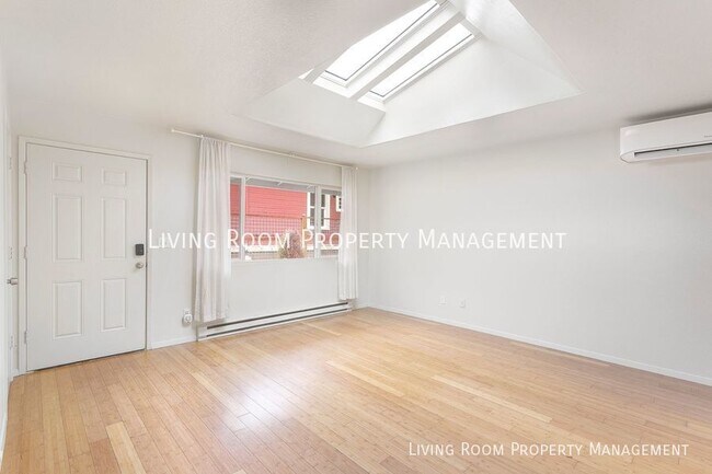 Building Photo - 2 Bedroom 1 Bath mid-century duplex locate...