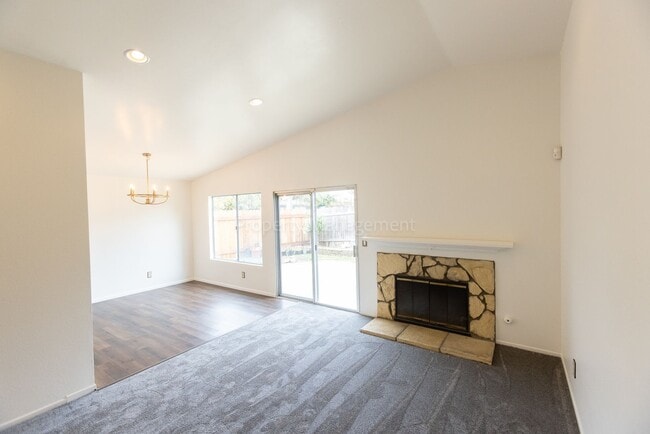 Building Photo - Beautiful 3 bed / 2 bath / 1,344 sqft Home...