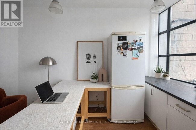 Photo du bâtiment - 1024 Queen St W