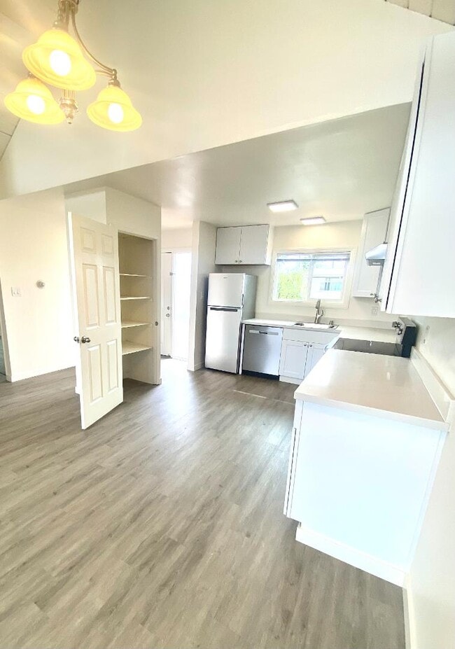 Building Photo - 692 Cabot Way