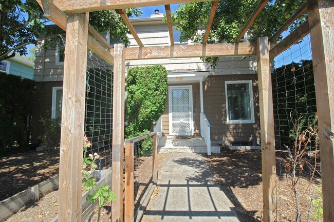 Building Photo - 4935-4935 E Burnside St