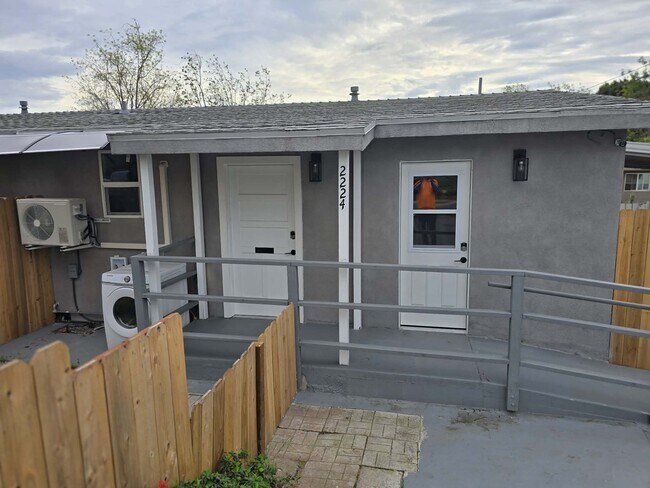 Building Photo - 2224 W Dunlop St