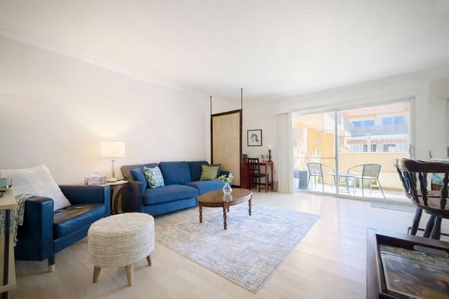 Building Photo - Poolside Condo