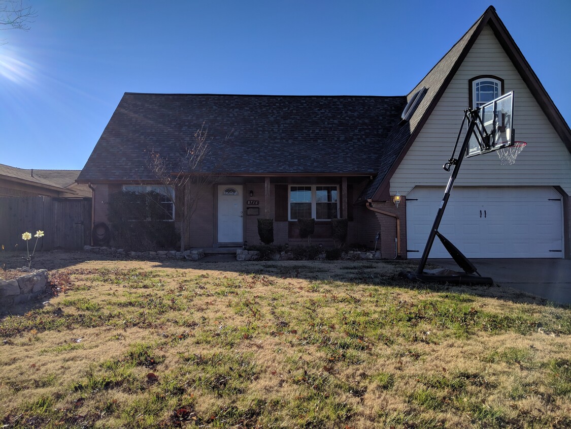 Front porch, 2 car garage - 8716 E 47th Pl