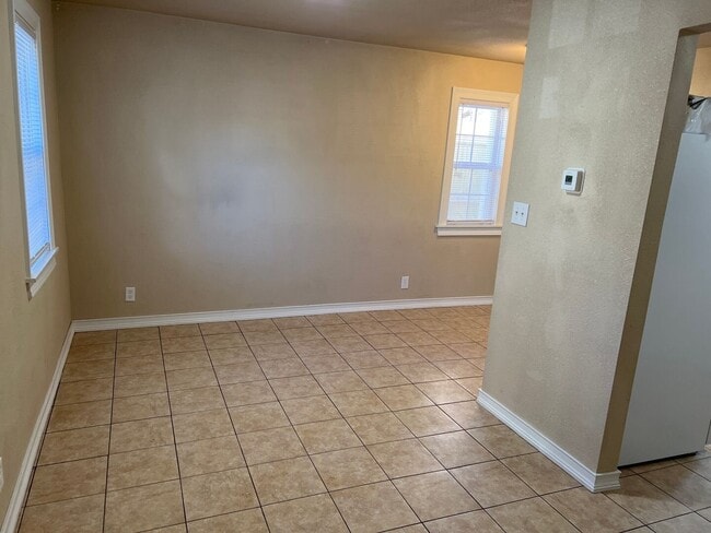 Building Photo - 2 Bedroom 1 Bath Duplex