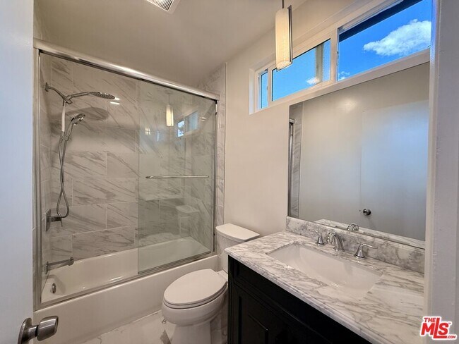 Foto del edificio - 5246 Whitsett Ave