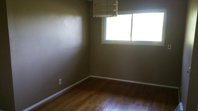 Building Photo - 10304 Bon Oak Dr