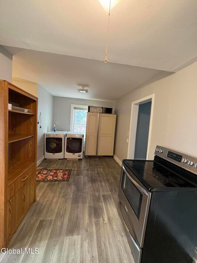 Foto del edificio - 246 Duane Ave