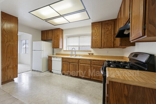 Foto del edificio - 732 Butterfield Rd