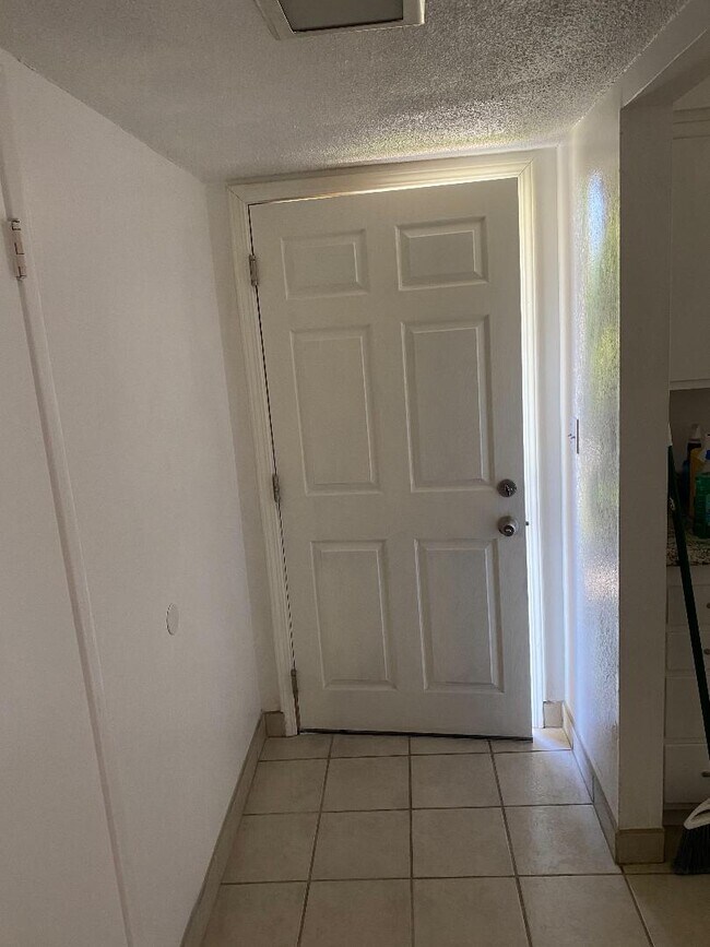 Hallway - 1062 Lake Glen Way