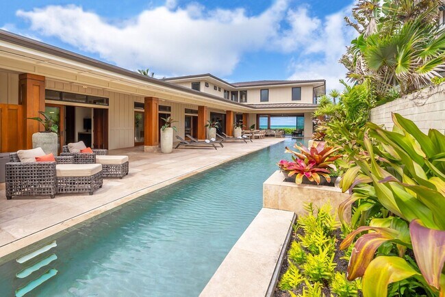 Foto del edificio - Makalei: Beachfront Villa w/ Heated Pool & View