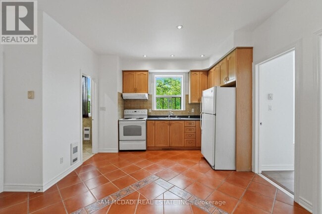 Building Photo - 180 Bellwoods Ave
