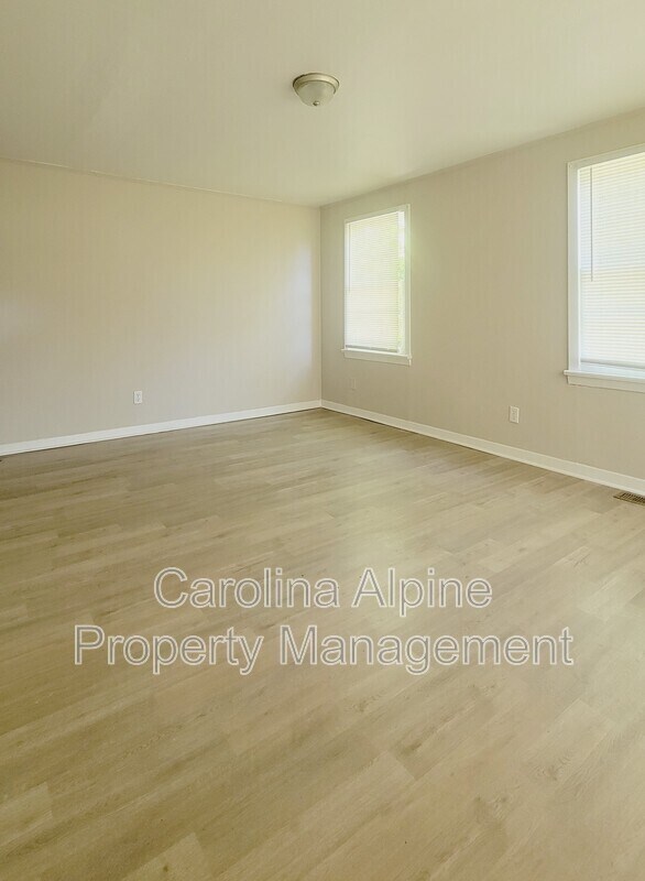 Foto del edificio - 1512 N Deal Ave
