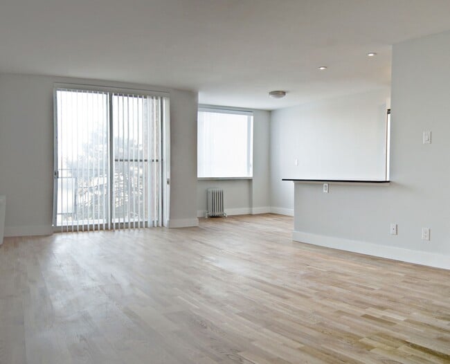 Building Photo - 501 Kingston Rd