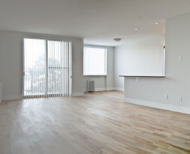 Building Photo - 501 Kingston Rd