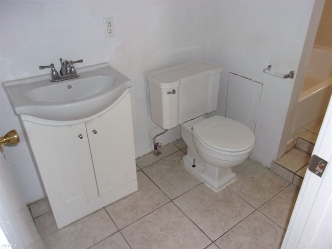 Building Photo - 2 br, 1 bath Apartment - 22 Gerard Ave 2W