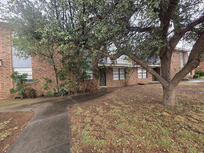 Building Photo - 3 bed 2 bath townhome, 2 car garage