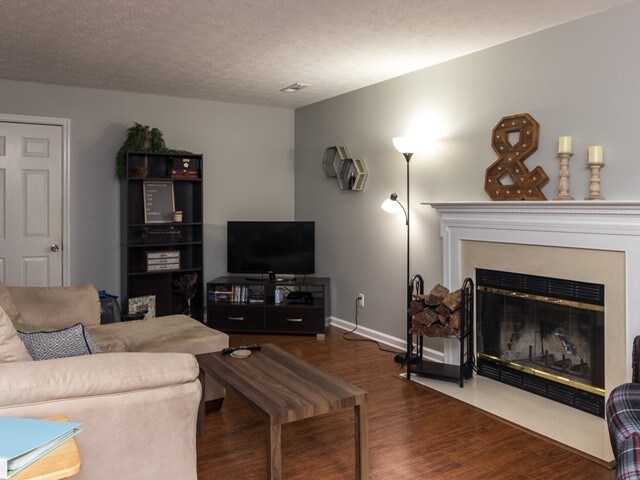 Foto del edificio - 9009 Tall Timber Dr